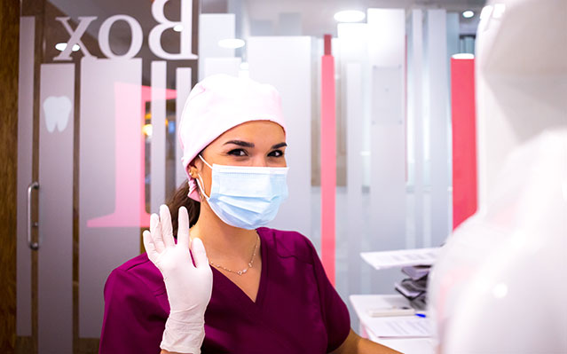 Auxiliar dental saludando Clínica Dental Esquero10