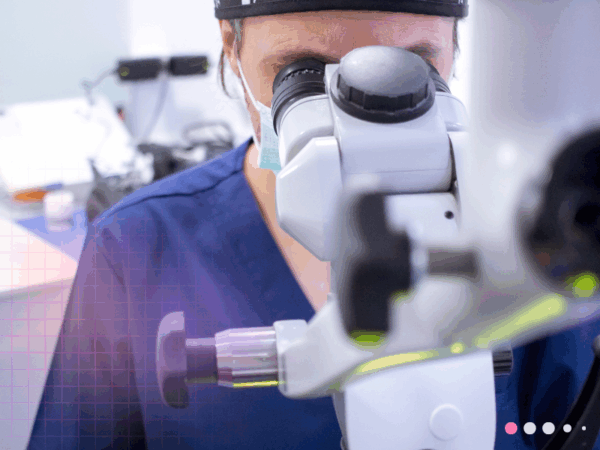 dentista utilizando microscopio dental?